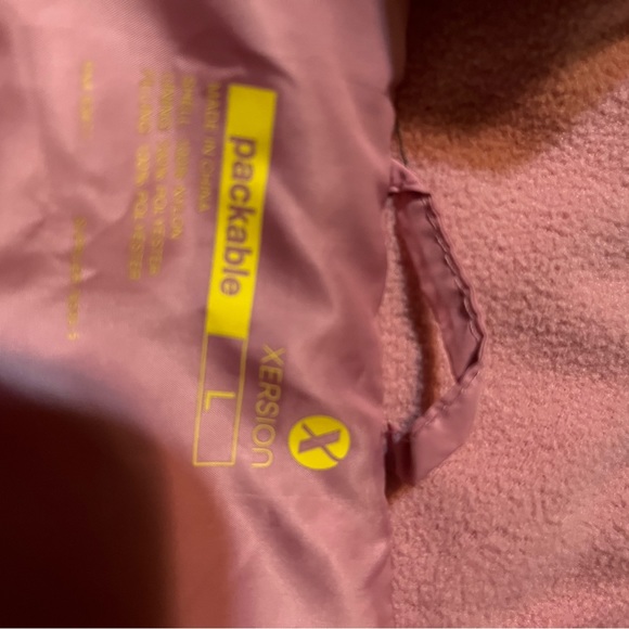 Womens Excersion puffer vest. - Picture 3 of 3